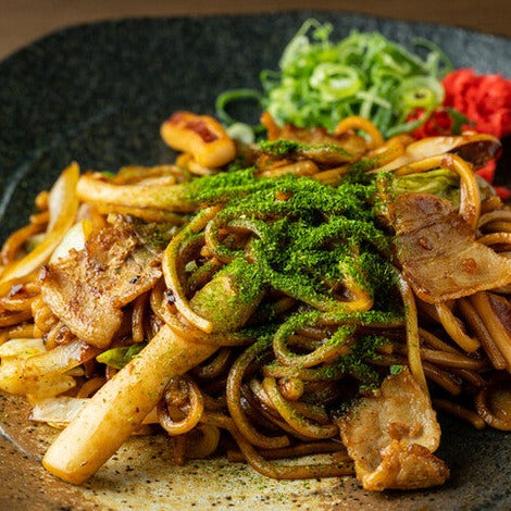 大ぶりイカと野菜の旨味、自家製ソースがもっちり麺にしっかり絡む『焼そば』